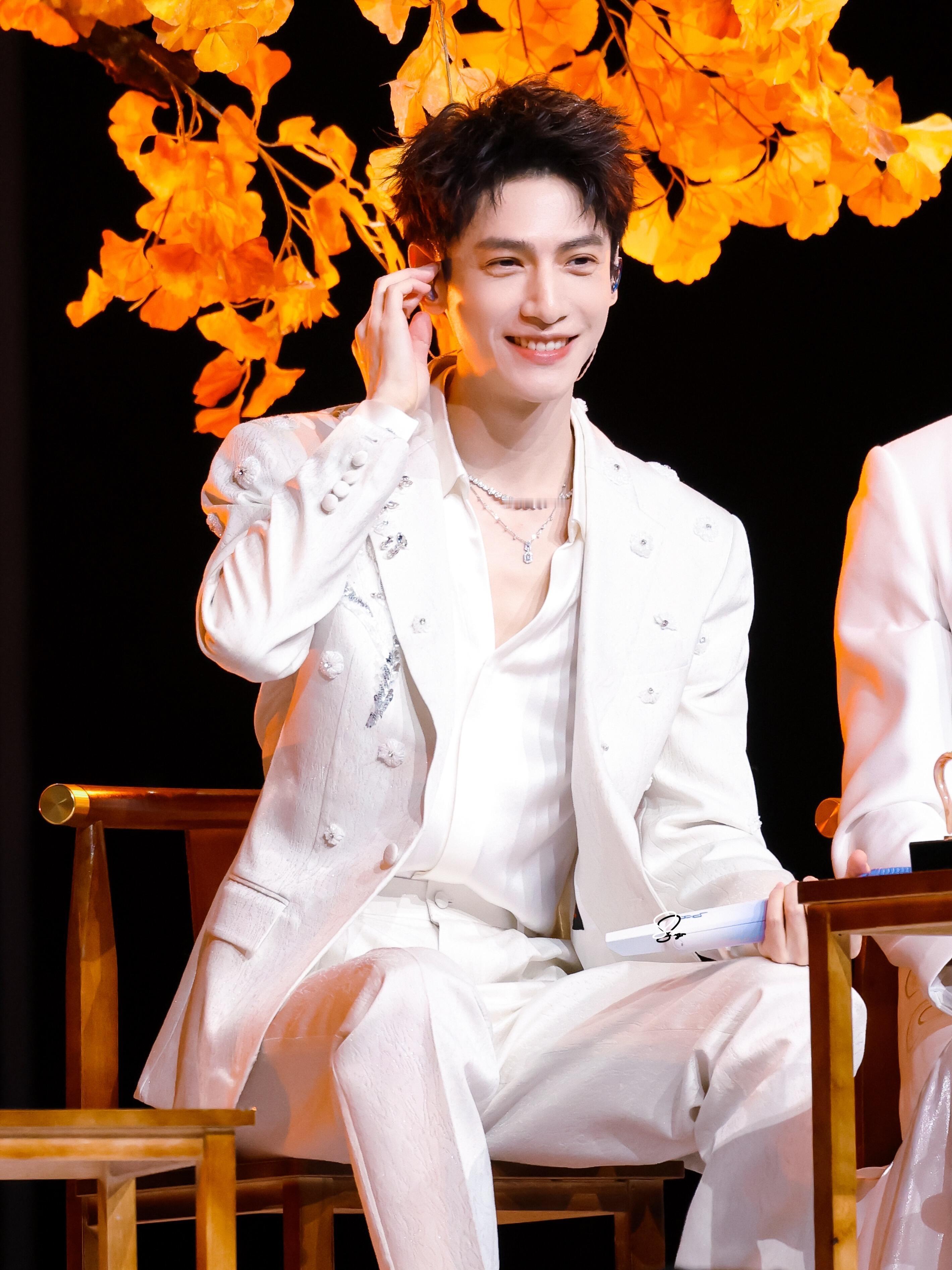 罗云熙《水龙吟》演唱会好多人啊！！！这就是大爆扛剧生的号召力！ 