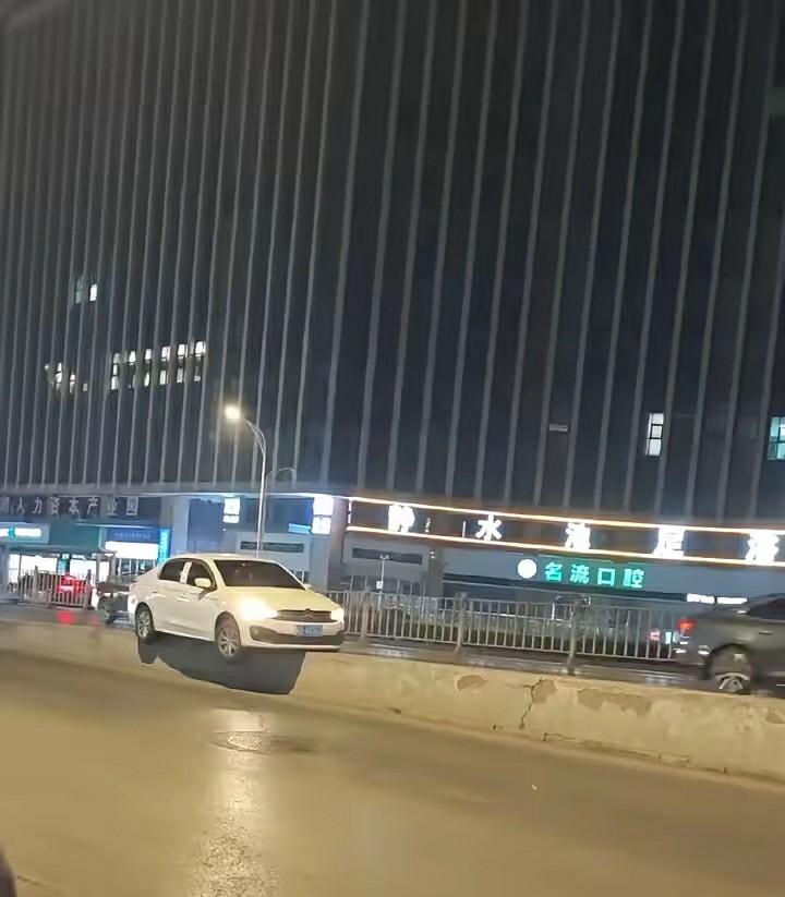 百思不得其解
你到底是咋上去的？硬顶上去的？可这车头也没损坏痕迹啊