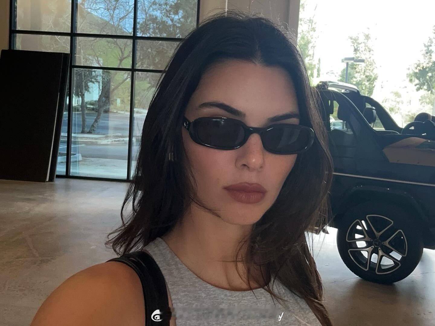 Kendall Jenner肯豆ins晒照，又酷又辣的欧美范儿～ ​​​