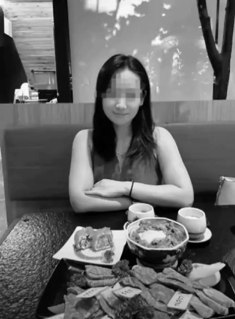 27岁女孩在三亚被蛇咬，男友第一时间就告诉医生是蛇咬的！结果医院倒好，愣是把蛇咬