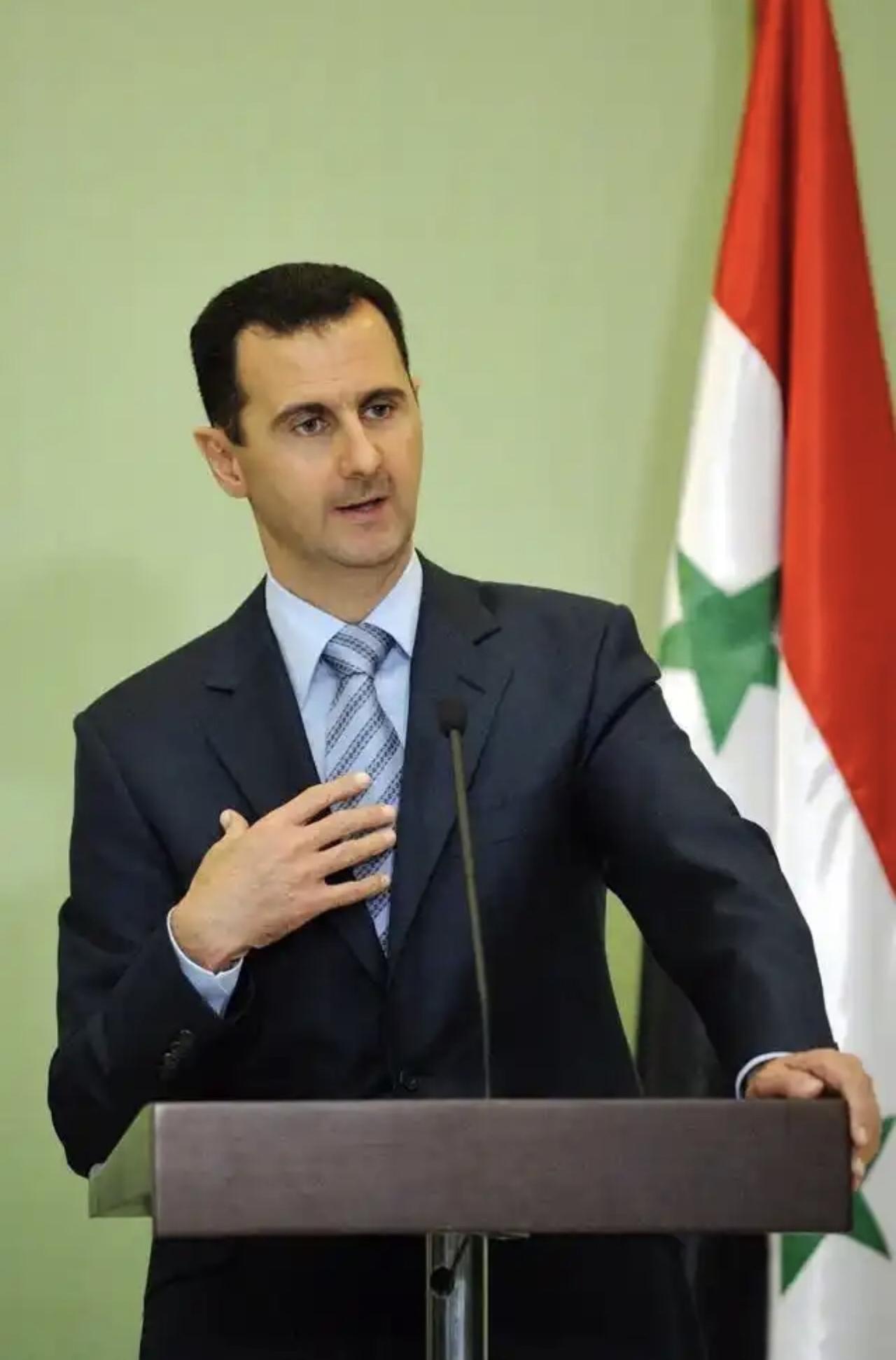 这么看来，美国的敌人们，也就巴沙尔全身而退，逃跑了，保住了全家，其他的死的死，抓