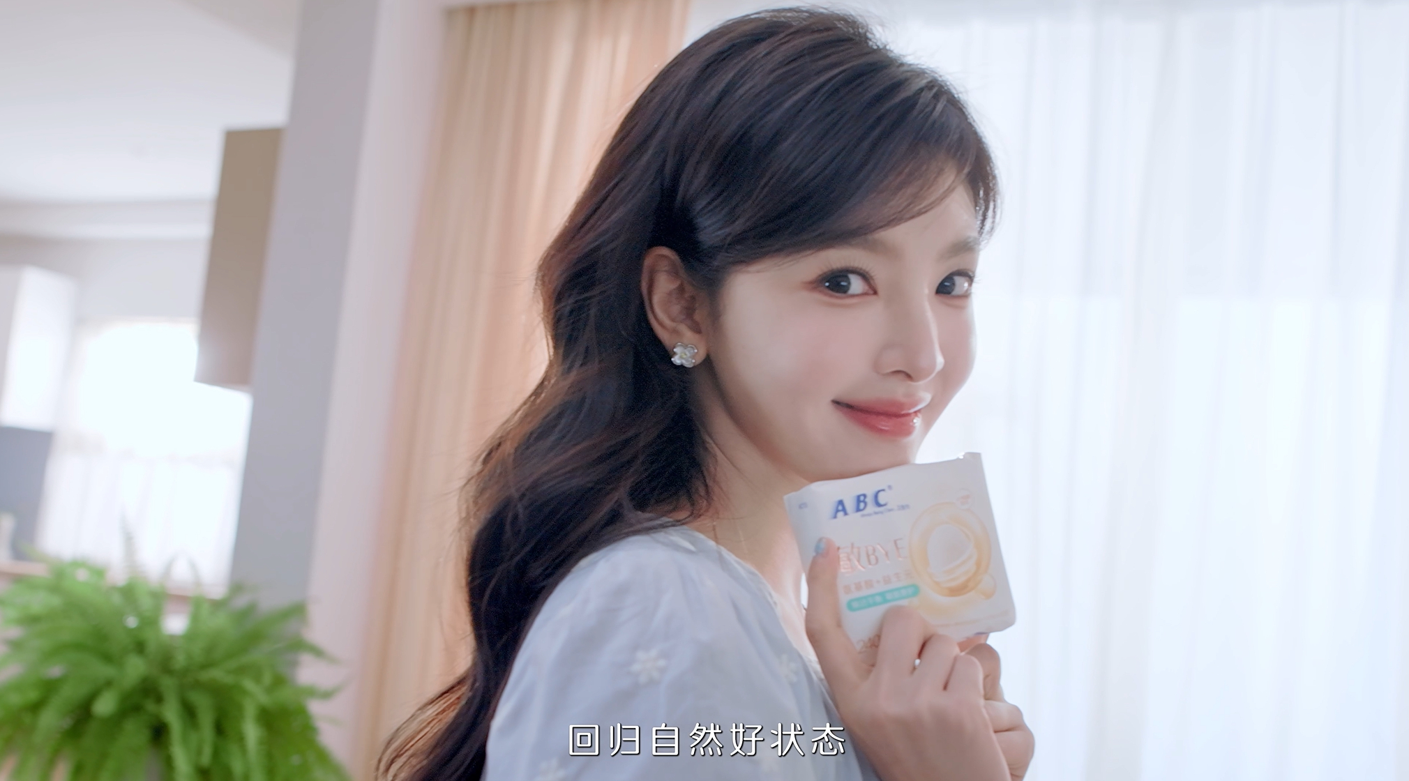 刷到章若楠正在拍摄新剧《想把你和时间藏起来》路透，今天沈千盏沈制片居然上线了全新