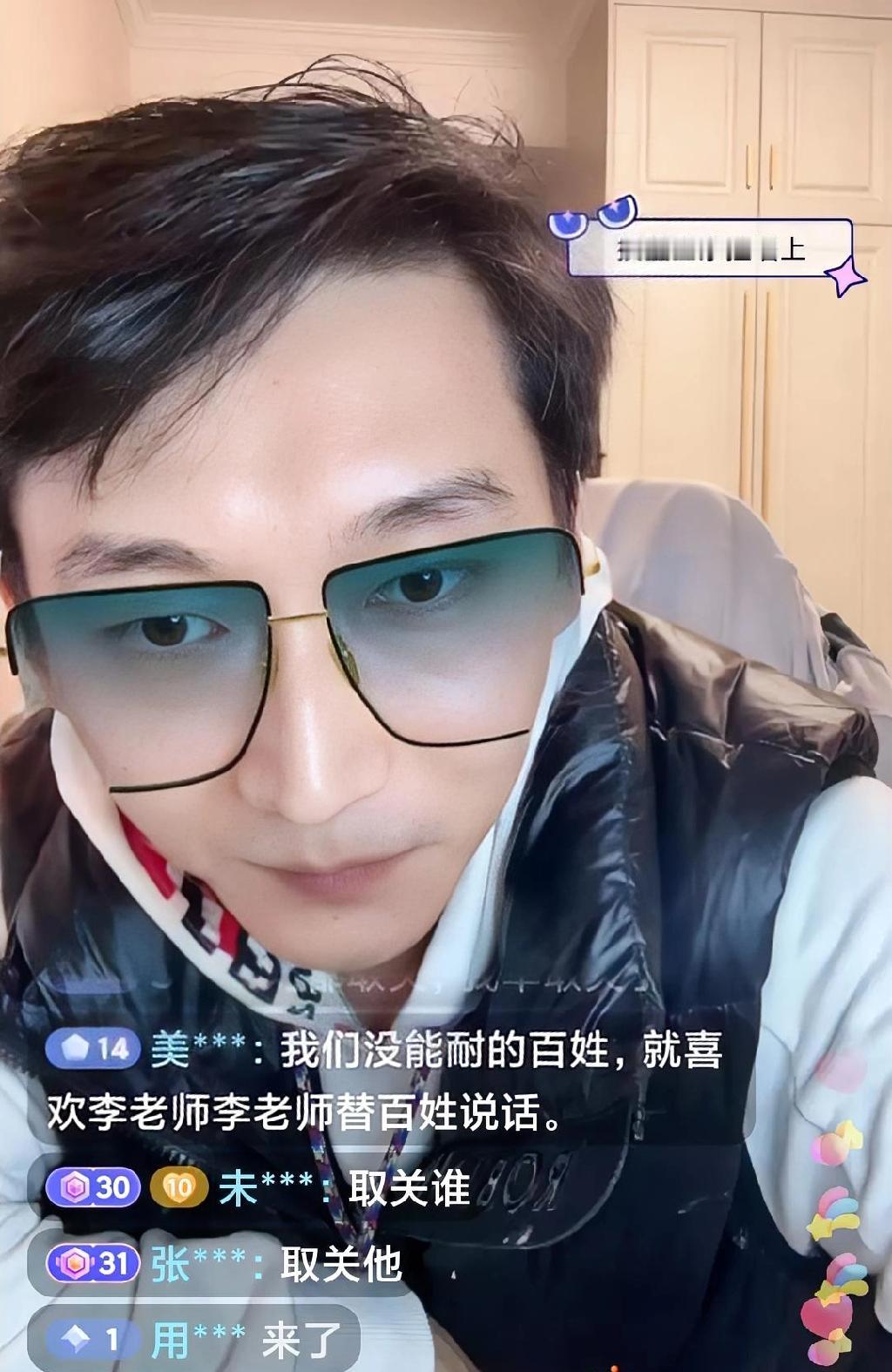 刚蹲了张涛直播，在线人数直接飙到1000多人，比往常热闹太多。张涛说今天不少人都