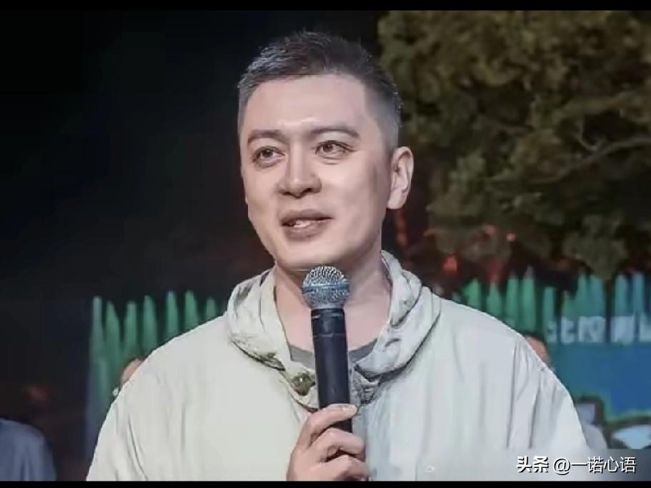 我喜欢看杨鸣的视频，也喜欢关注他的消息。
不单纯是因为他帅气阳光，年轻有为。
而