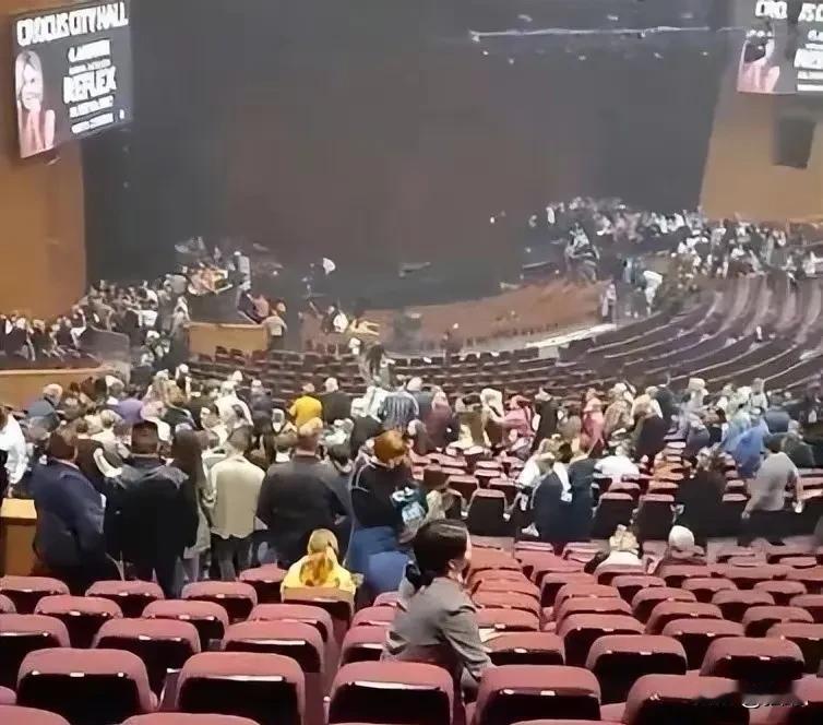 莫斯科恐怖袭击的幕后到底是谁？我们不妨有个遐想地逻辑分析一下！
​一个重要问题是