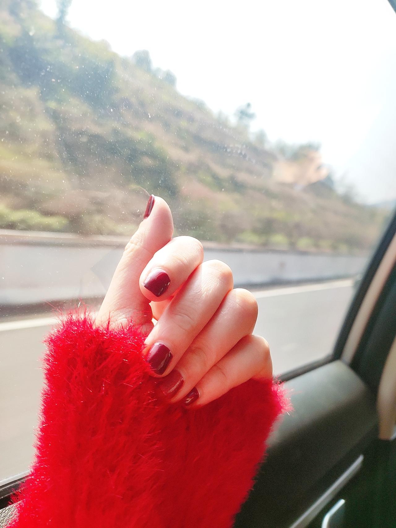 真正爱自己，
不是拼命对自己好，
而是不再为了别人消耗自己。
难过可以，崩溃可以