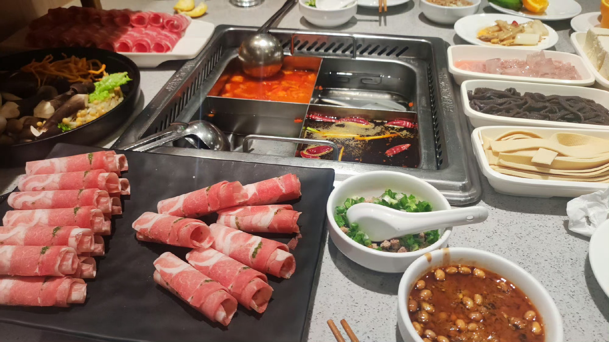 我也没啥粉籍，夸到哪算哪，谁有空和粉圈计较，怪累的！喝点酒，吃个火锅它不香吗？