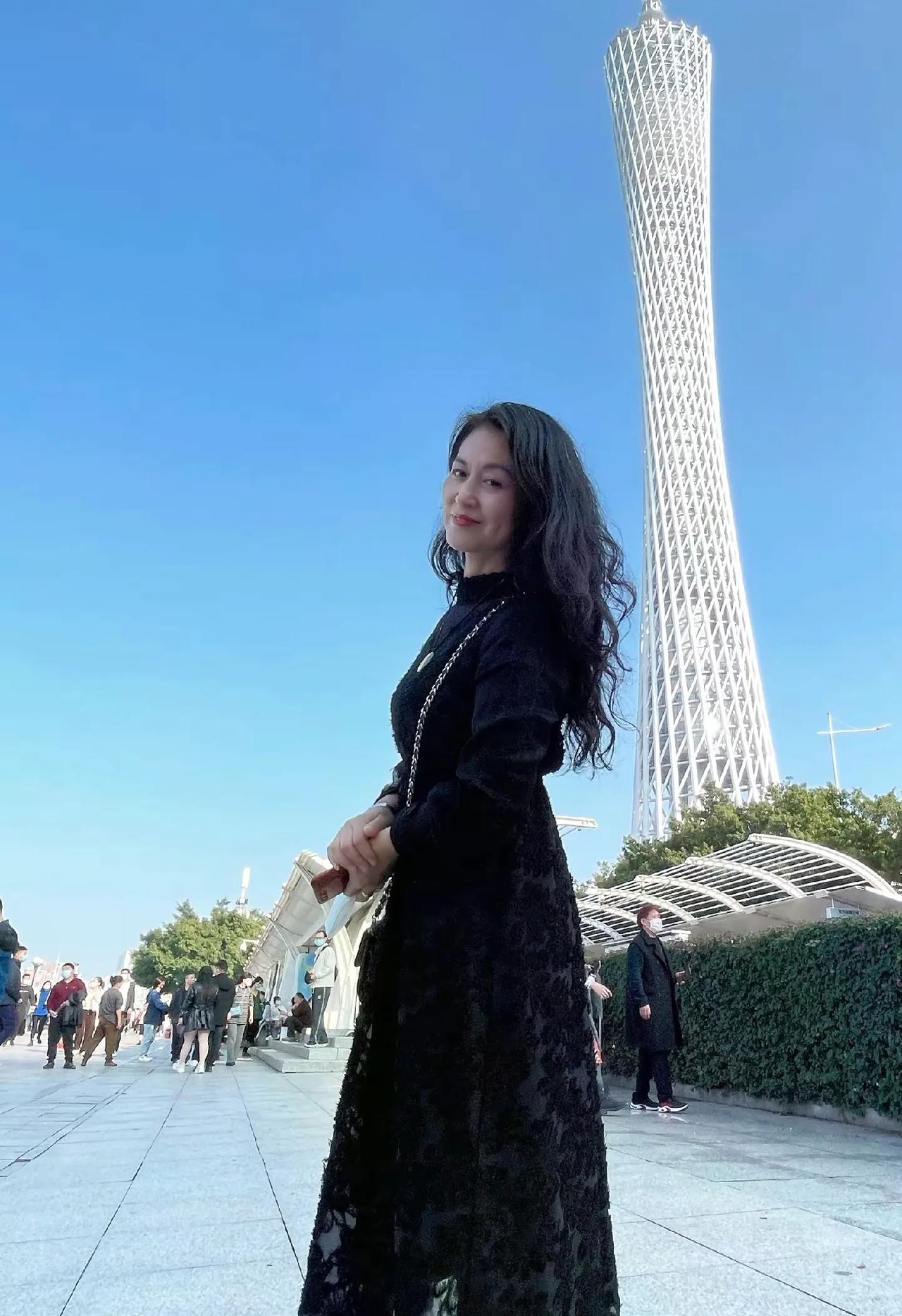 我53岁了，依然长发，我早就想换发型了，就是不知道什么短发适合我，我觉得我长发好