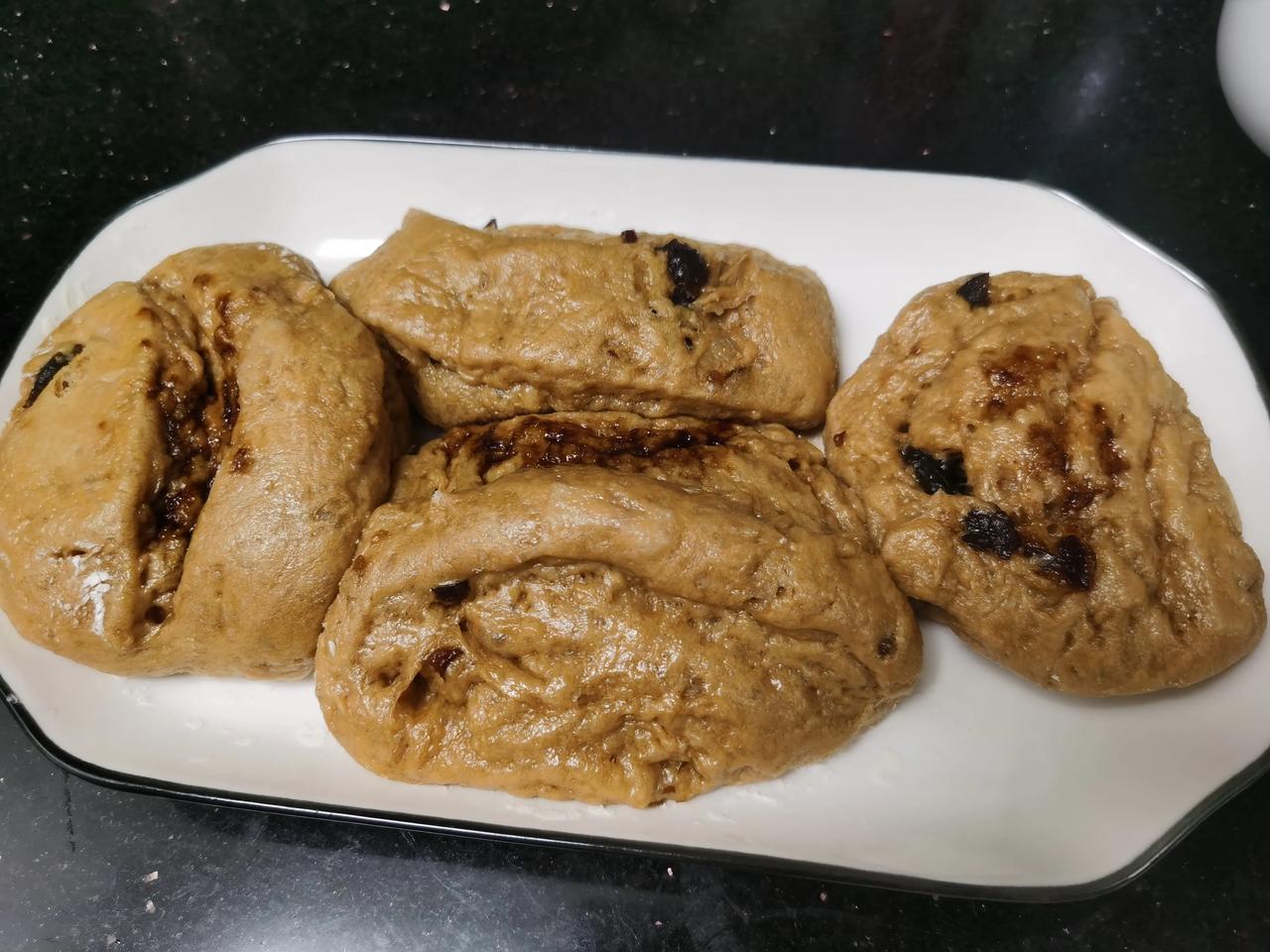 第一次做红枣红糖馒头，小宝贝说好好吃，哈哈[笑哭]小家伙很喜欢吃包子，前天逛超市