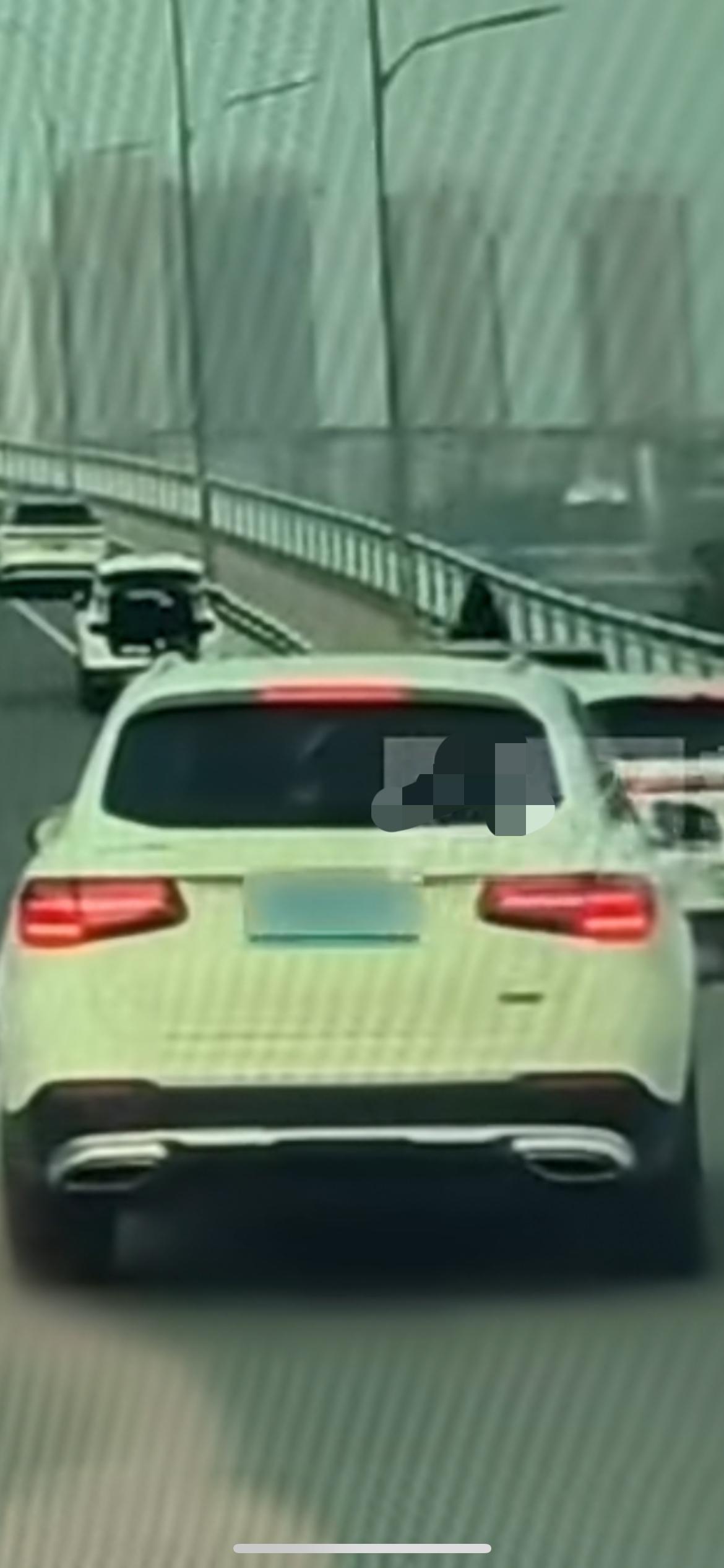 1月10日重庆，上桥口被车堵住 ，前车等待1分钟无果，后车跟上后才发现离谱场景，