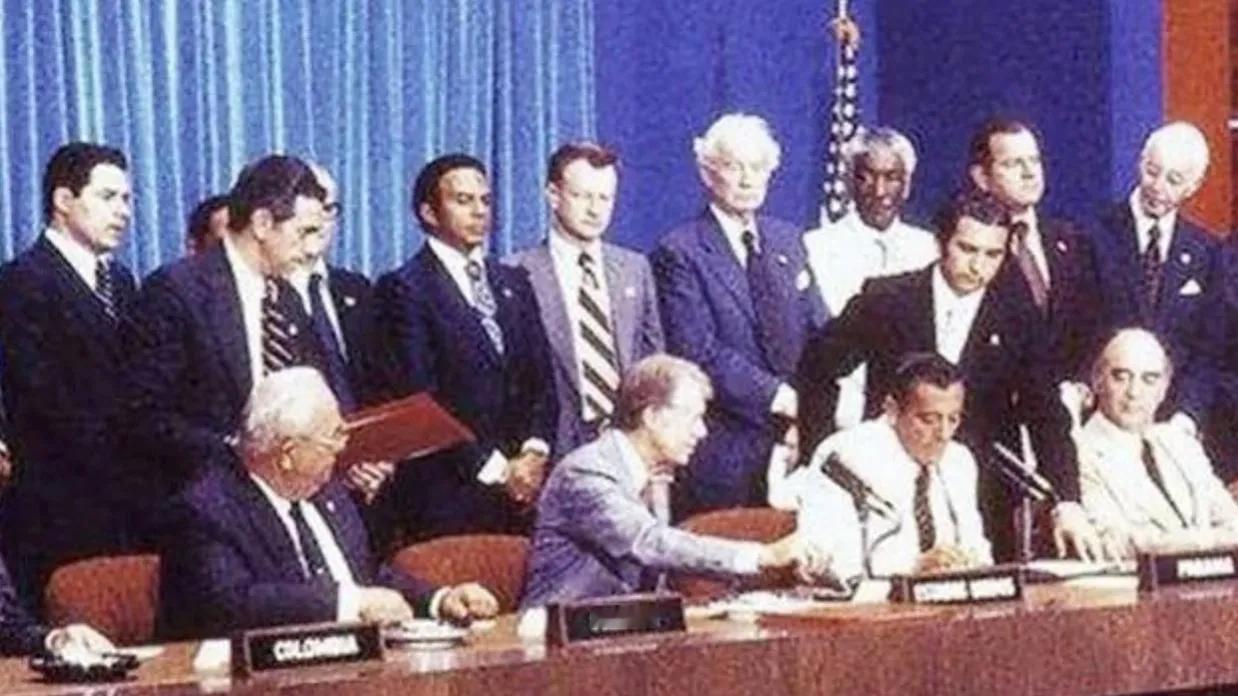 1977年9月7日，美国与巴拿马政府在华盛顿签署了关于巴拿马运河的新条约，这一事