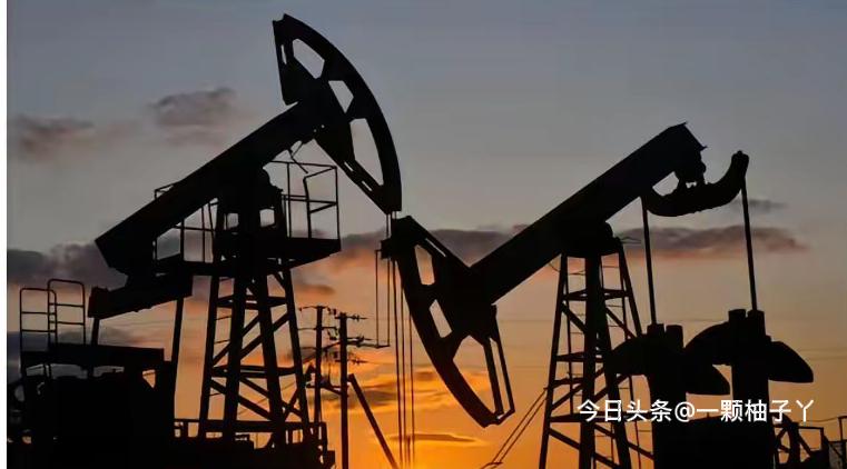 俄罗斯为了稳住国内油价、保障春耕和夏季用油，官宣从4月1日到7月底临时禁止汽油出