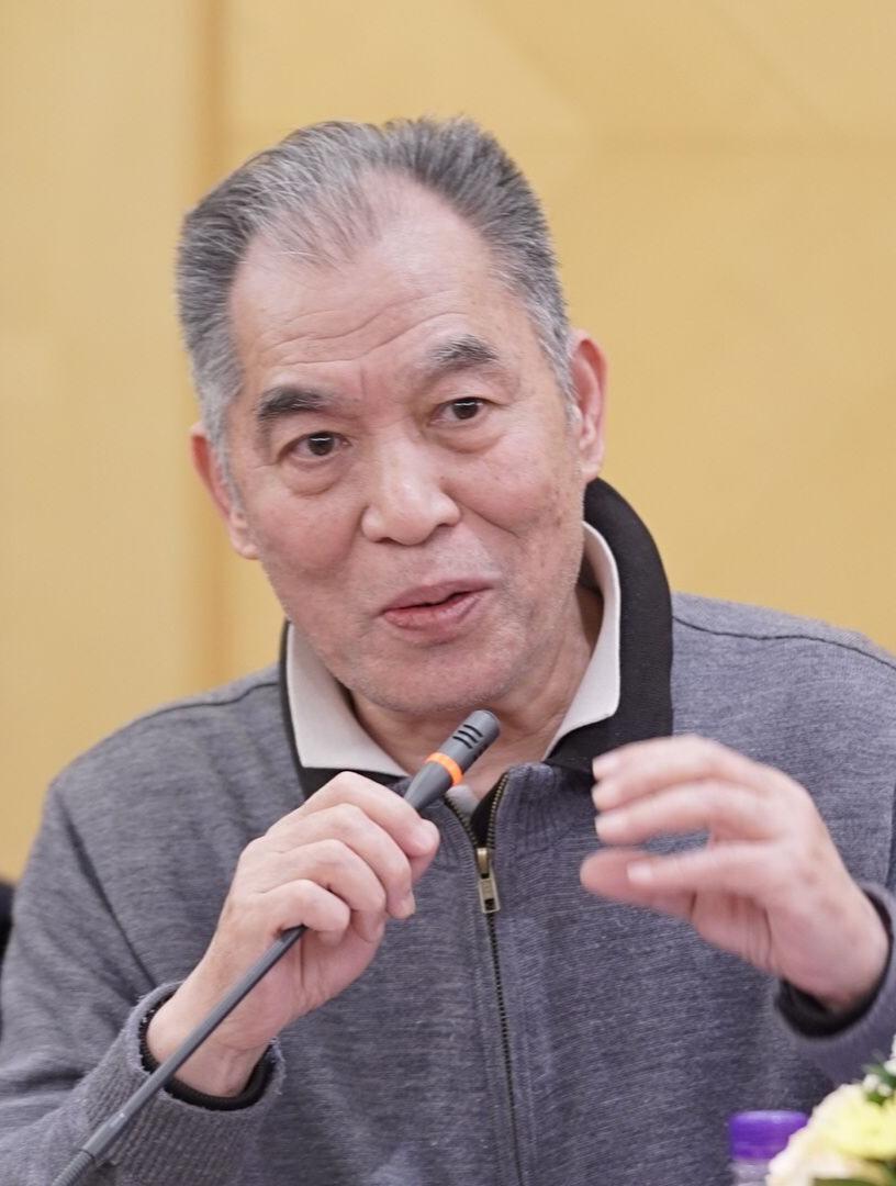 很喜欢流传的梁晓声这段话：“如果天空是黑的，那就摸黑生存；如果发声是危险的，那就