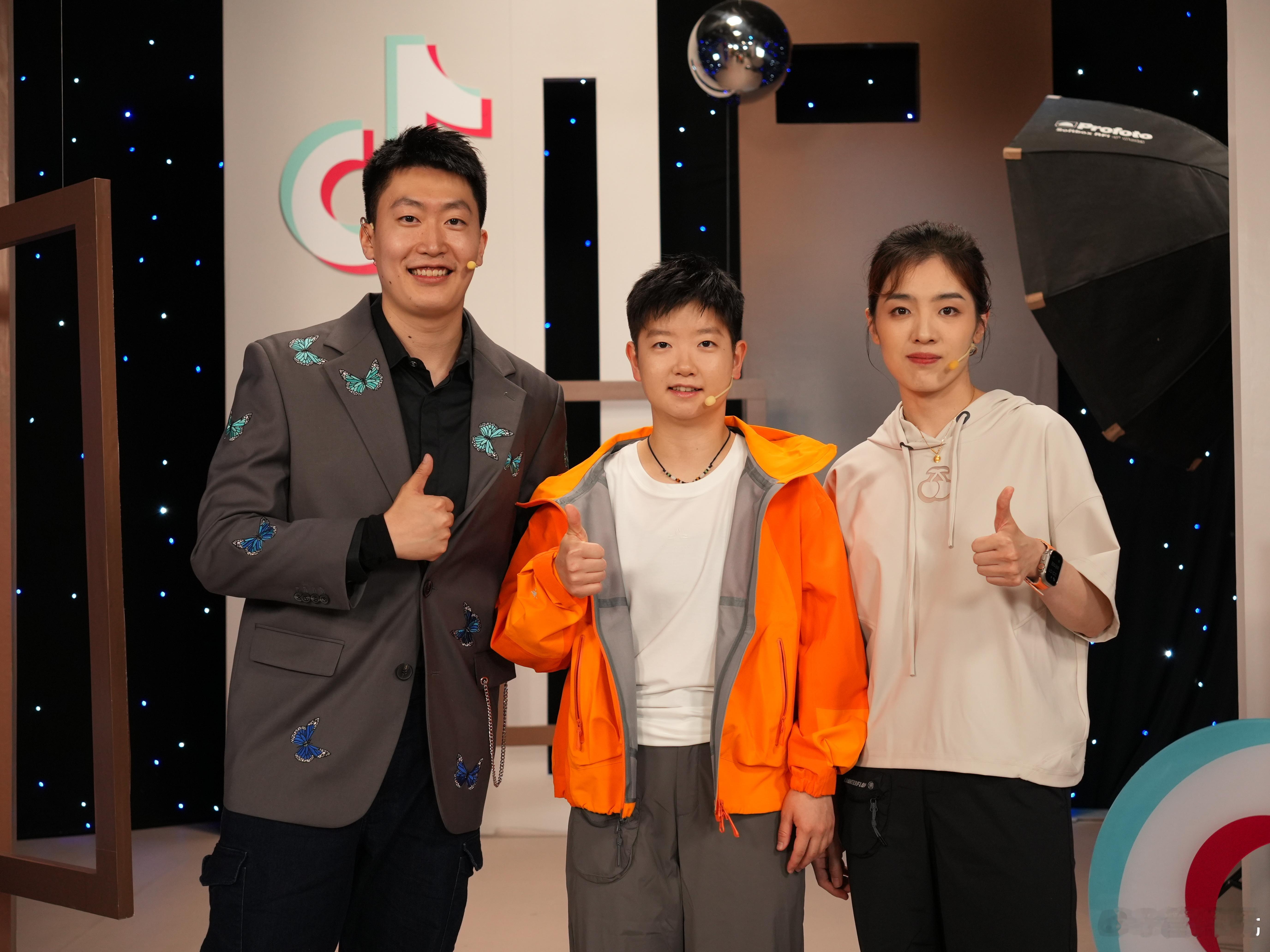 #孙颖莎管泽元合影##英雄联盟# 管大校也是好起来了，跟奶凶妹妹合上影了[笑而不