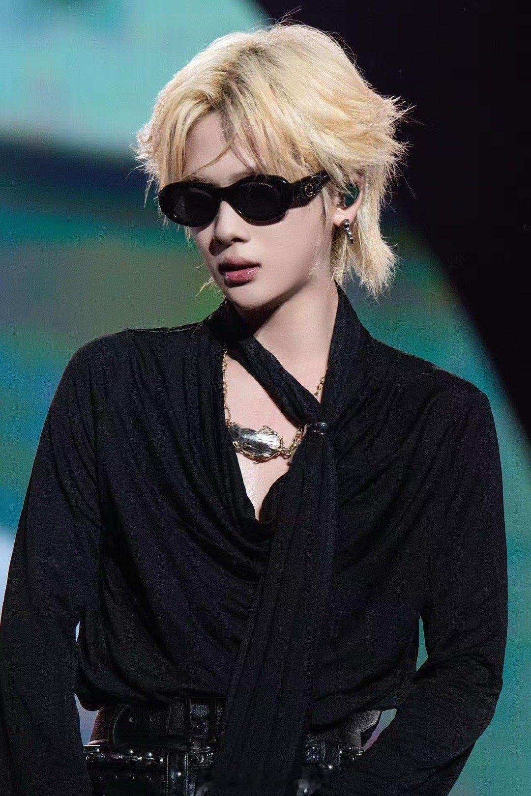 这身钉钉皮裤造型简直是为周震南量身定制！舞台上的他仿佛来自未来的战士，每一个折射