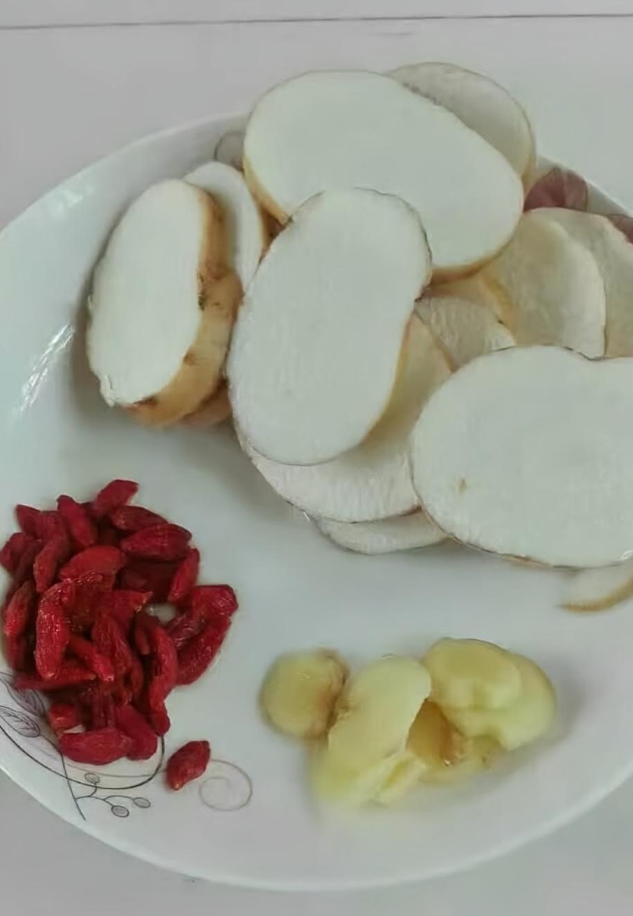 别被骗了，这么筛选出的才是真天麻！

云南某工厂用把4毛一斤的芭蕉芋，泡药水、漂