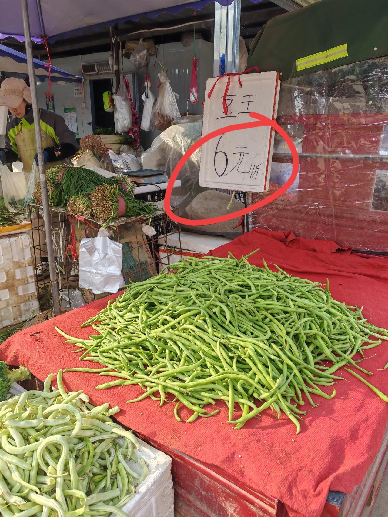 批发市场蔬菜不便宜
12月10日，陕西西安。这是我昨天在西北农林批发市场拍摄到的