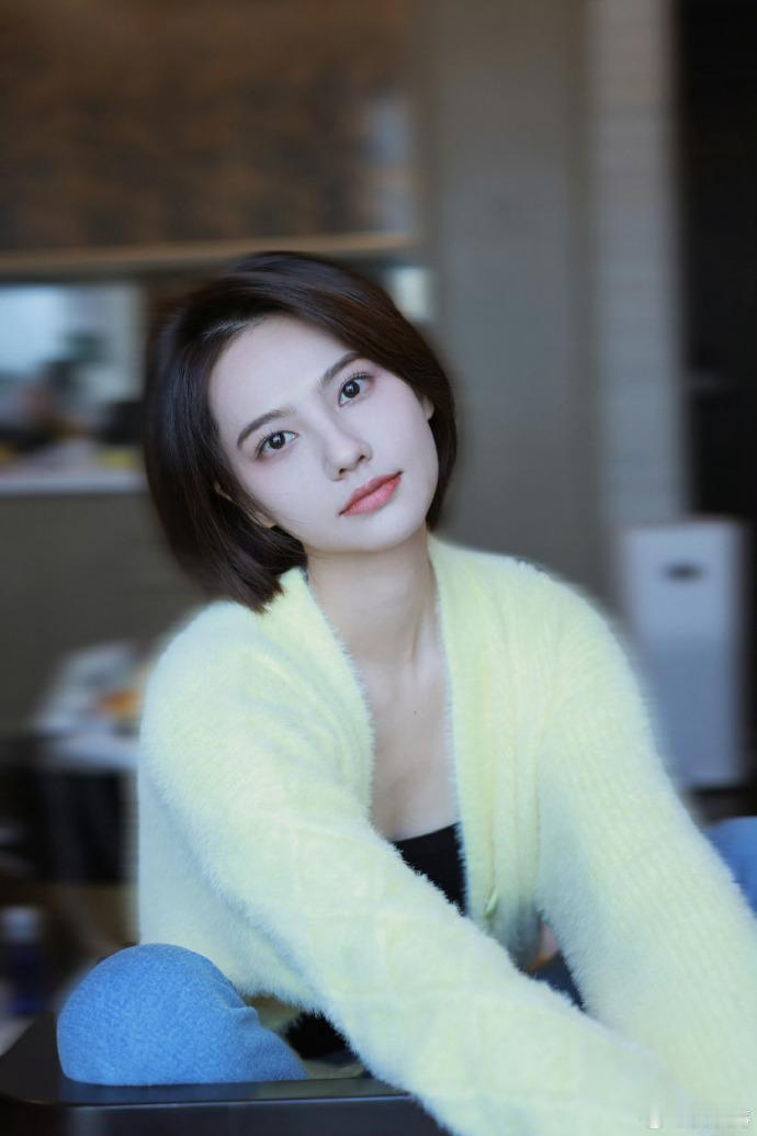 姜珮瑶新剧开机回归短发 姜珮瑶短发好有气质啊 喜欢🥰 ​​​