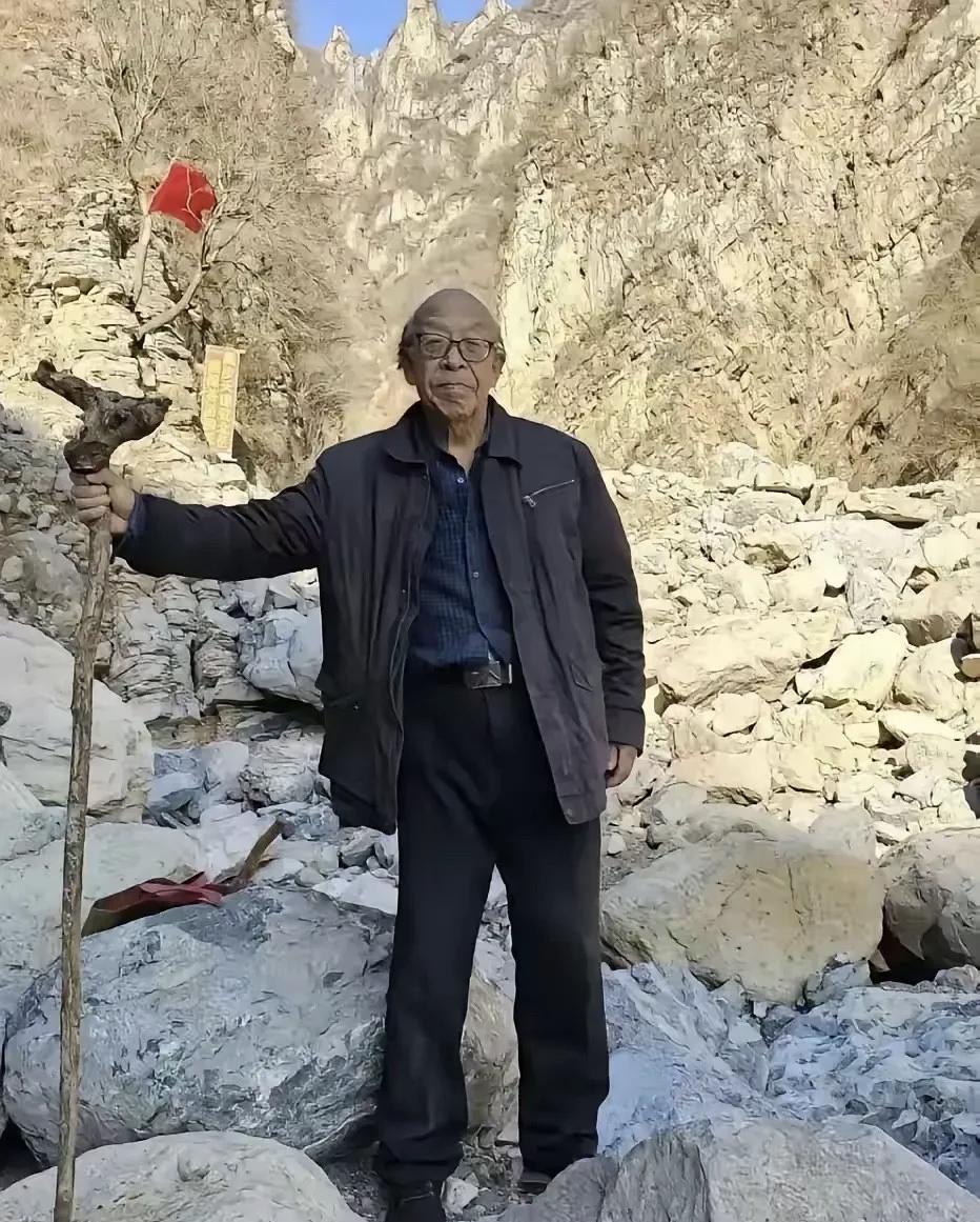“太有毅力了!”河北一位81岁老人退休后放着清闲日子不过，不养花，不遛弯，花11