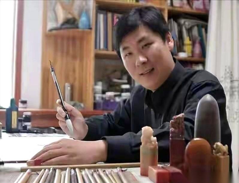 清华博士、大学教授、美术家协会会员，国家艺术基金拿到手软。
你猜，他笔下的红军是