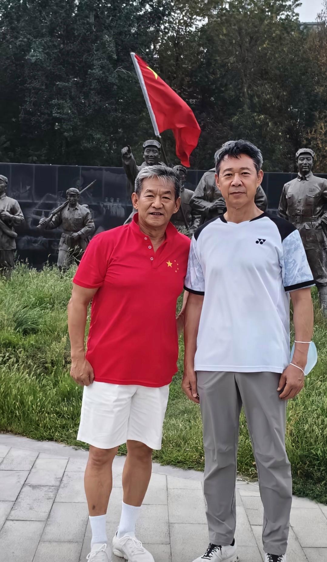 近日，张丰毅现身新疆看望老友周波，到周波家里做客。
69岁的张丰毅身材还是很健硕