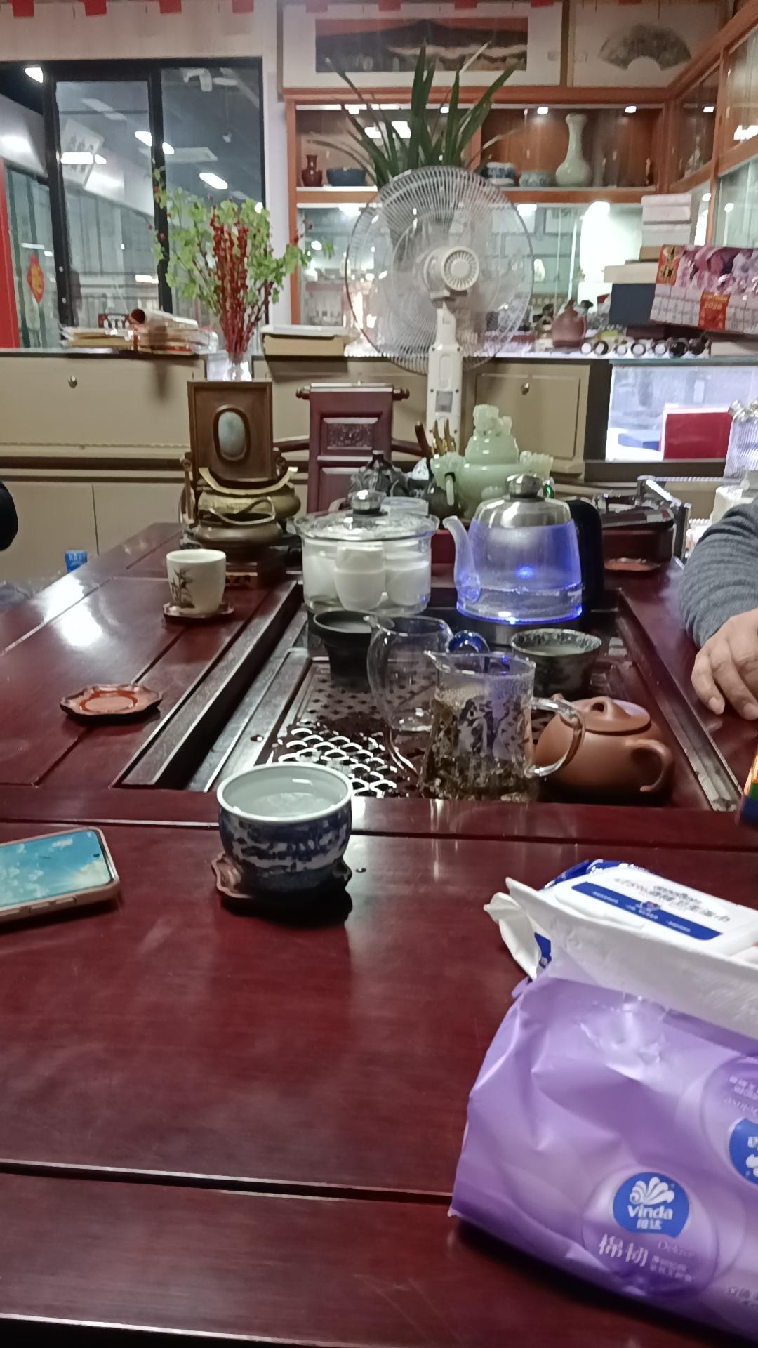 在古玩市场喝茶，跟兄弟们聊经济，聊艺术投资，聊金银价格，很开心——卜之丁工作日记