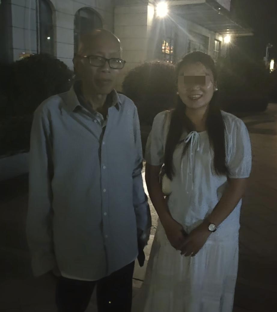 有网友偶遇朱跃军博士了
昨天有一位武冈的网友在接孩子路上偶遇了朱跃军博士，朱跃军