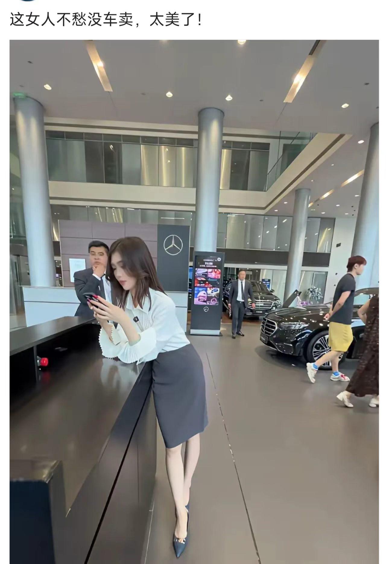 换你你咋选？看车还是看她？