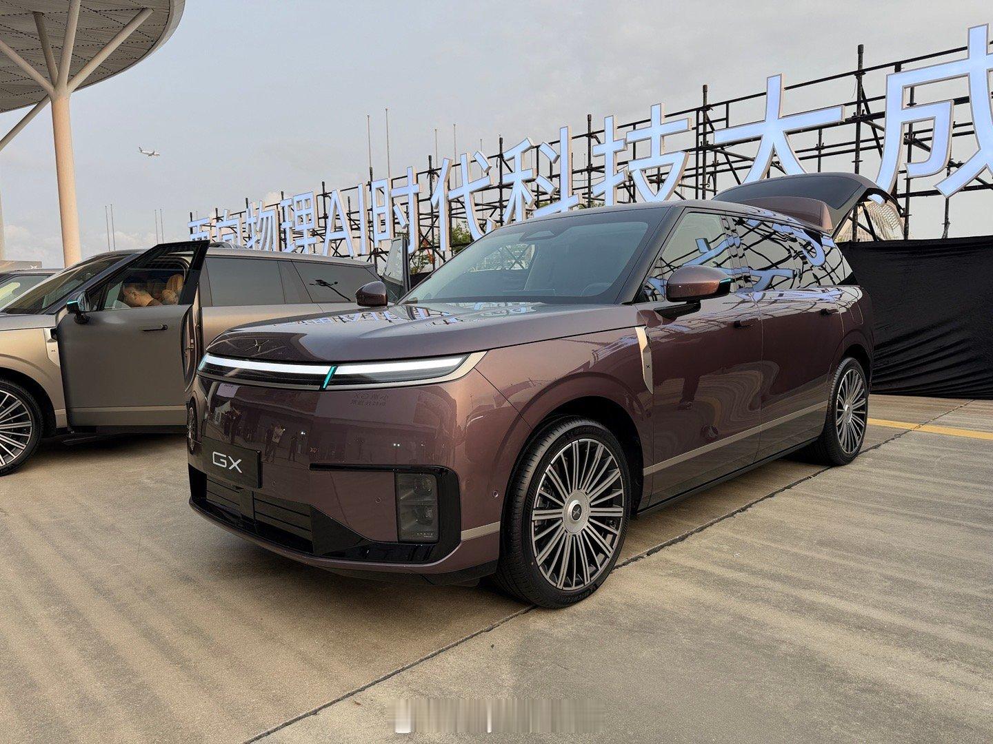 小鹏GX紫色外观阳光下也很不错啊！另外，GX纯电也有前备厢哦！新科技旗舰小鹏gx