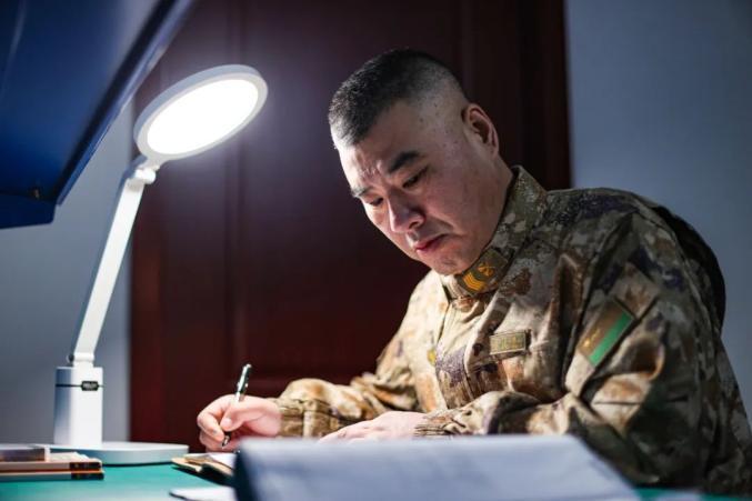 马占东，内蒙古赤峰人，1996年12月入伍。入伍29年，他始终把装备保障专业当作