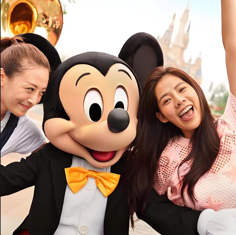 昨天在抖音看到一个视频，我差点没从沙发上翻过去。一个女生在迪士尼走快通，排队区满