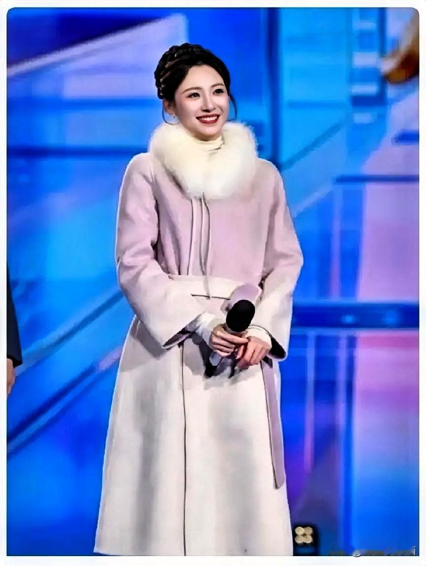 央视跨年的厚衣服，
我越来越不理解了，
台上人裹得严严实实，
到底热不热呢？
