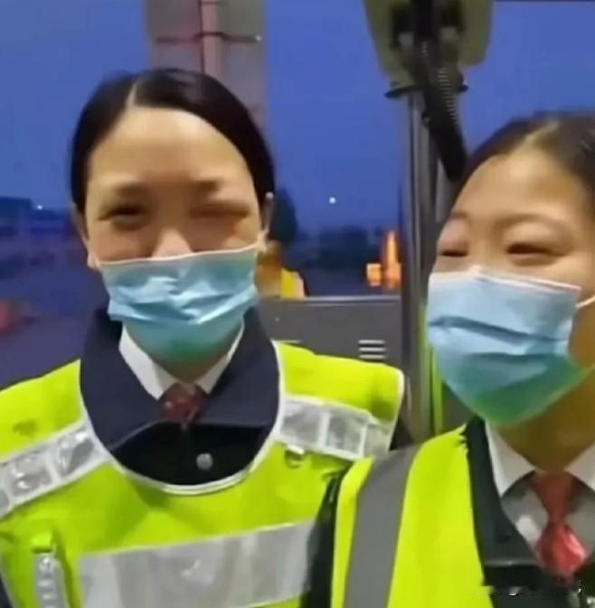 “如果你不怕蜜蜂蛰的话，那你们就检查吧。”湖南一货车司机接了一个拉蜂箱转场的活，
