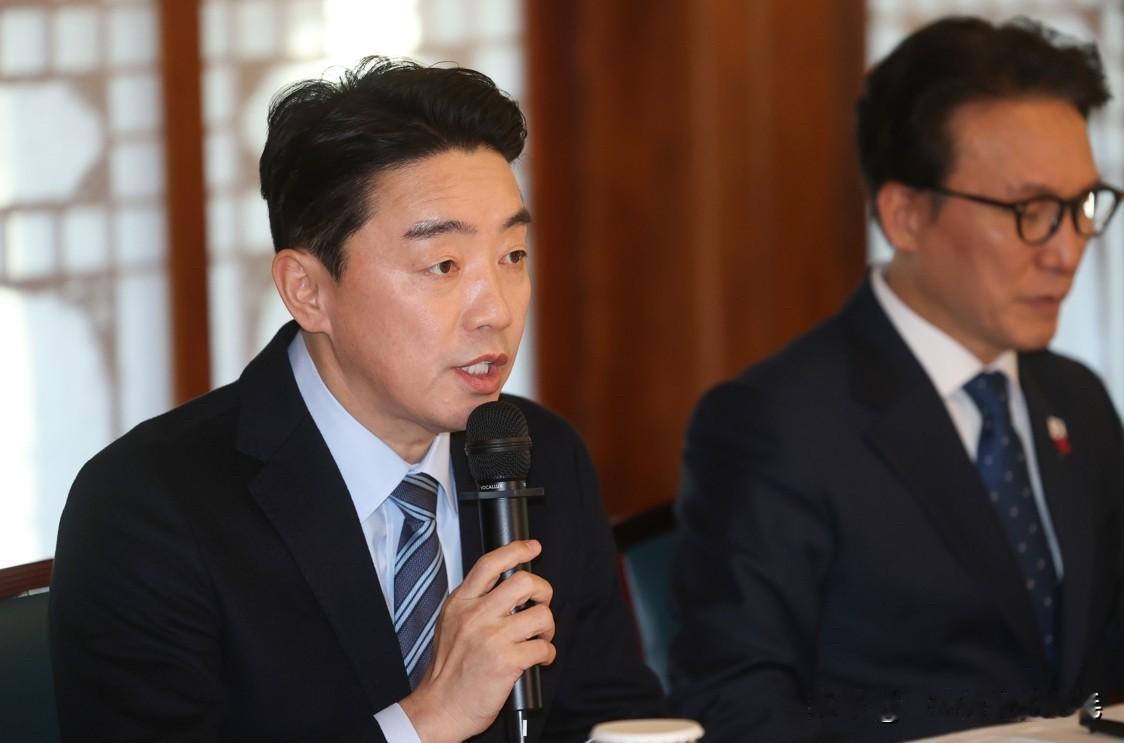 1月2日韩国总统秘书室室长姜勋植就李惠薰被提名为首任企划财政部部长引发的争议表态