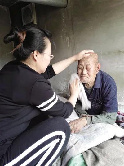 医院2个脑梗老人，儿媳一个累到离婚，一个每天来1小时却被夸上天！真相扎心
 
在