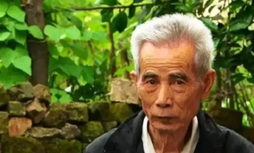 汪康夫是个小学老师，1966年被班上好几个女学生举报。他坐了十年牢，出来后发现那