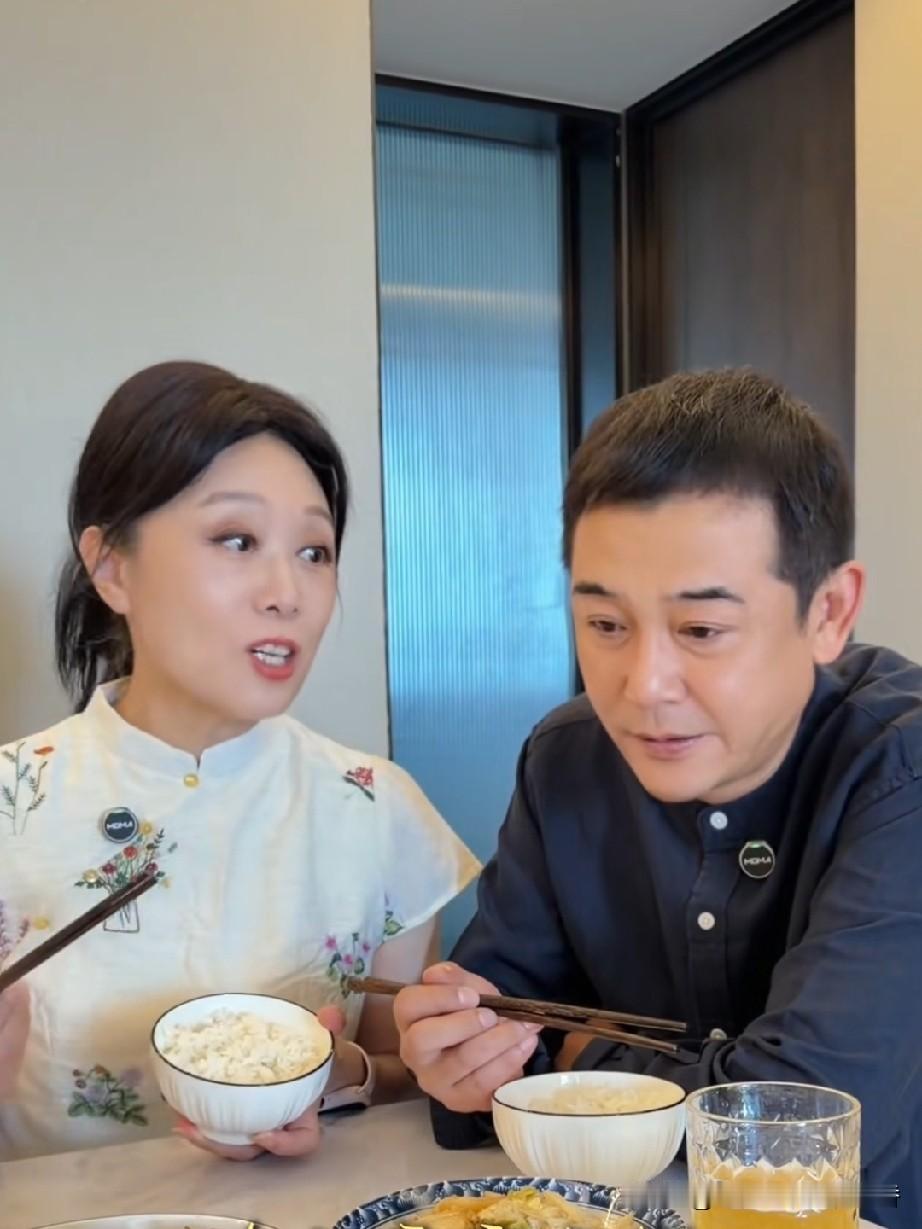 吴琼和阮巡在饭桌上边吃也聊天，阮巡说:“吴琼，你觉得两个人走到最后，靠的是什么呀