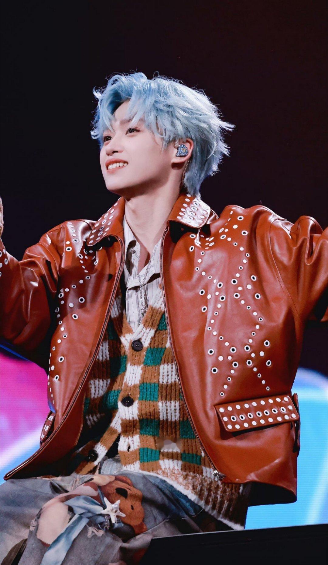 这套衣服和梓渝太适配了，甜酷风耶，可可爱爱的～ 