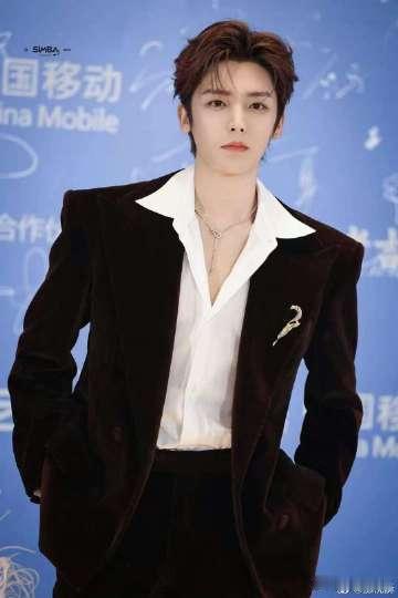 侯明昊 深v蛇骨链 侯明昊的深v蛇骨链造型真的是太出彩了，简洁却充满力量，配上他