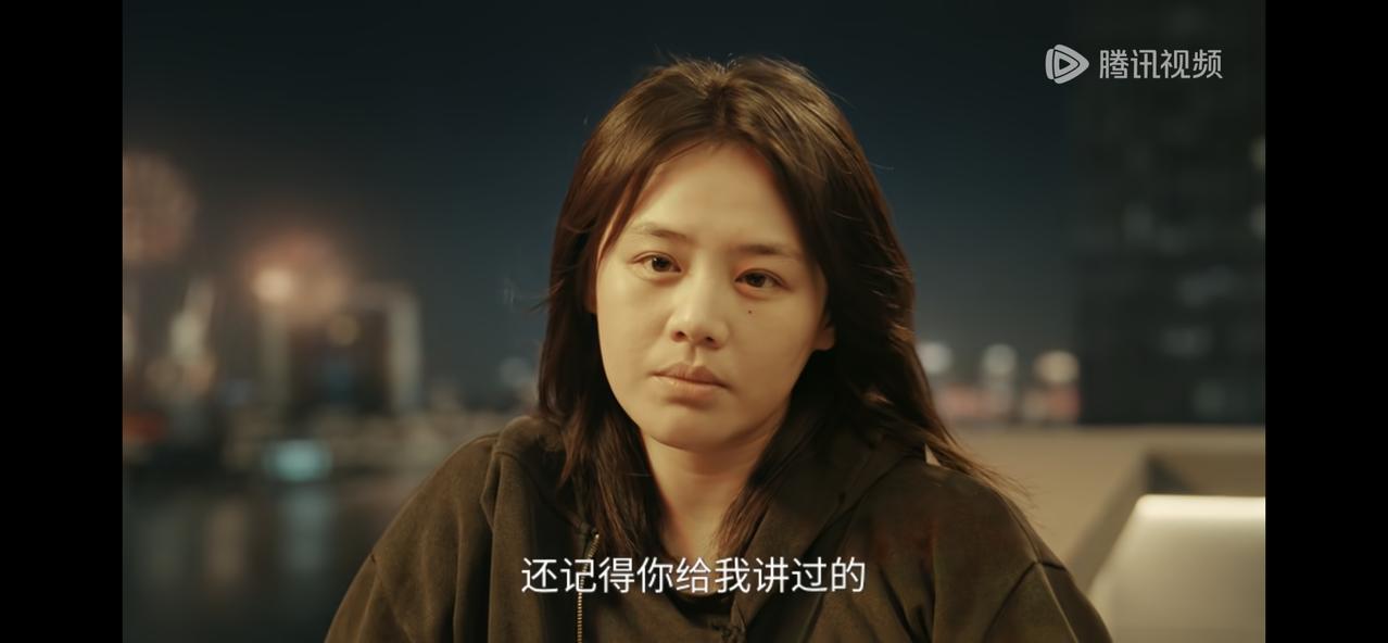 《她的盛焰》当她转过身抬起头，撩了撩头发睁开眼睛时，白靓靓脸上的笑容没了，3年啦