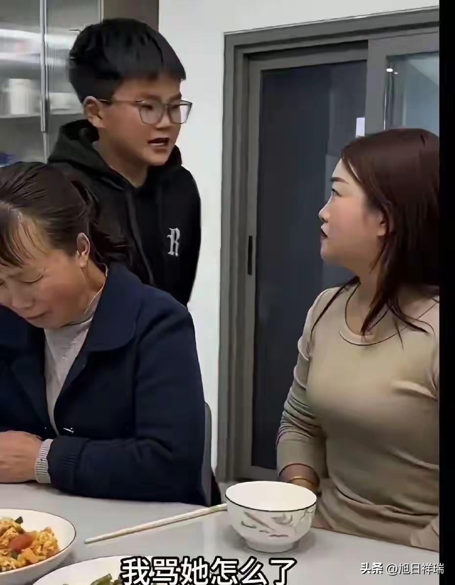 “妈妈骂了奶奶那一刻，8岁儿子站了起来：你亲手教我将来怎么对你！”一家人围着桌子