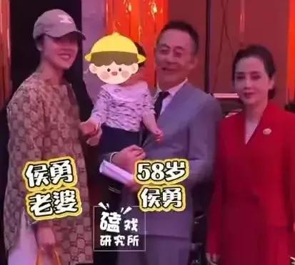 58岁侯勇带刚出生的孩子出席活动，其本人逆生长，比三年前年轻多了，可谓是人逢喜事