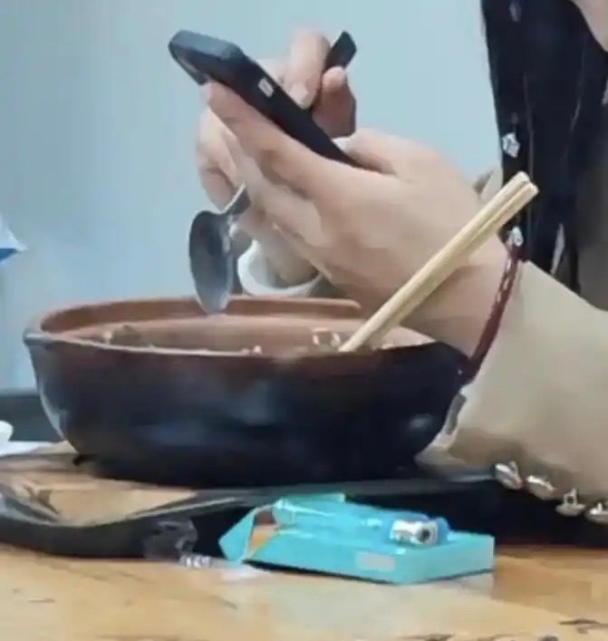 难道从小没人教他筷子不能这么放吗？ ​​​