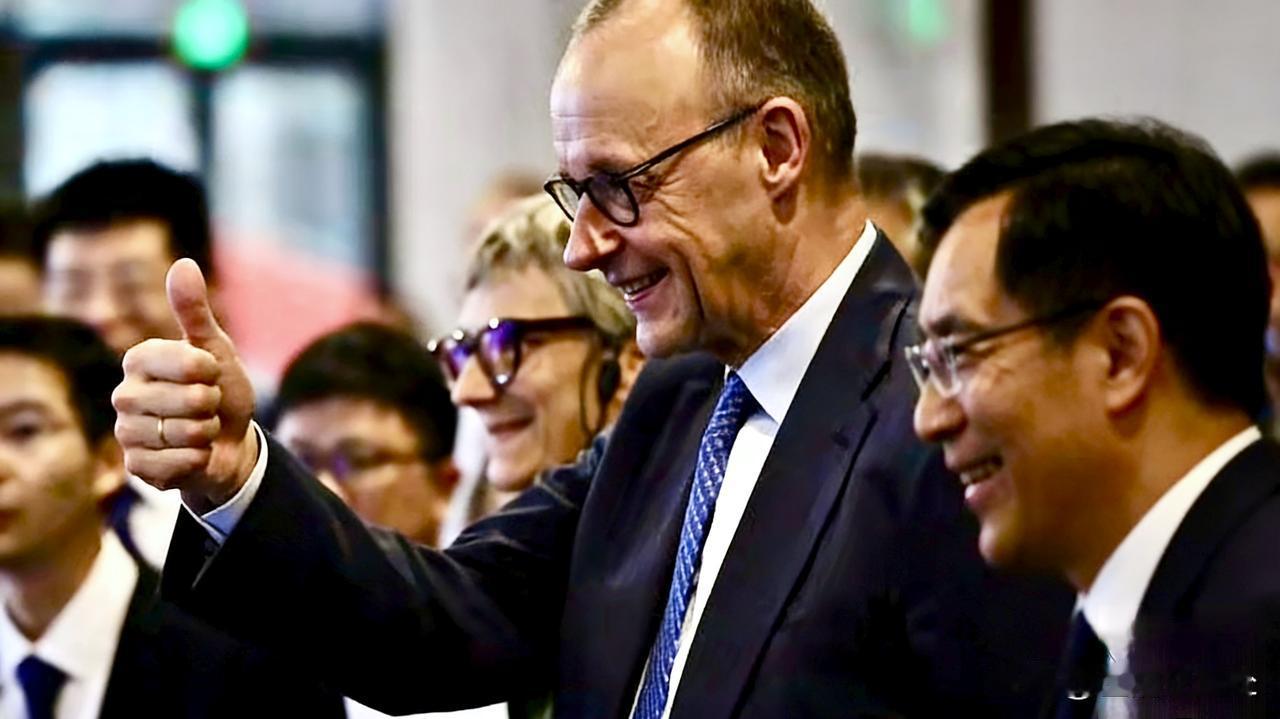 情不自禁竖起大拇指，德国总理默茨看着中国的机器人表演，虚心地低下头，竖起了大拇指
