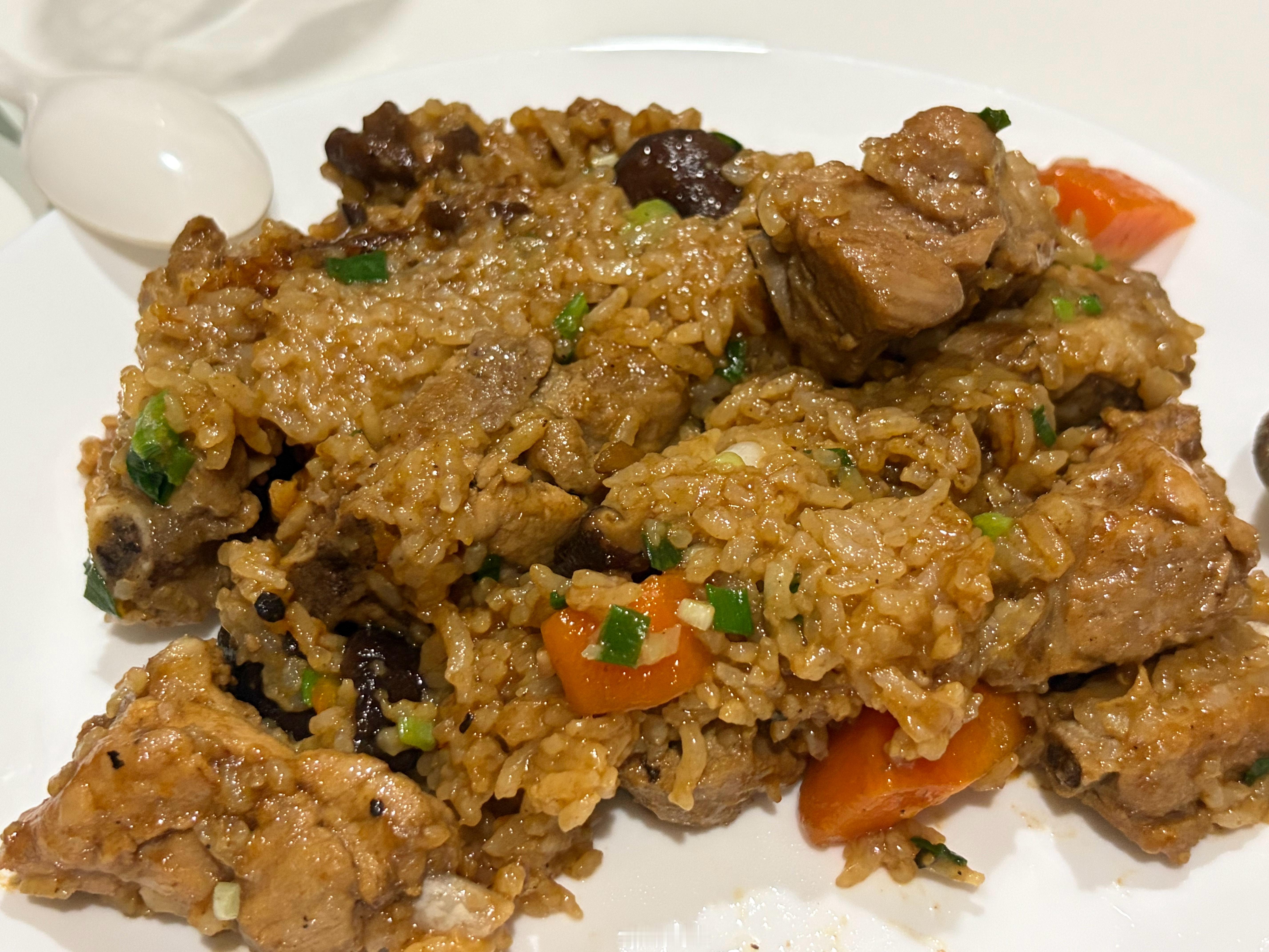 焖了一盘排骨饭 