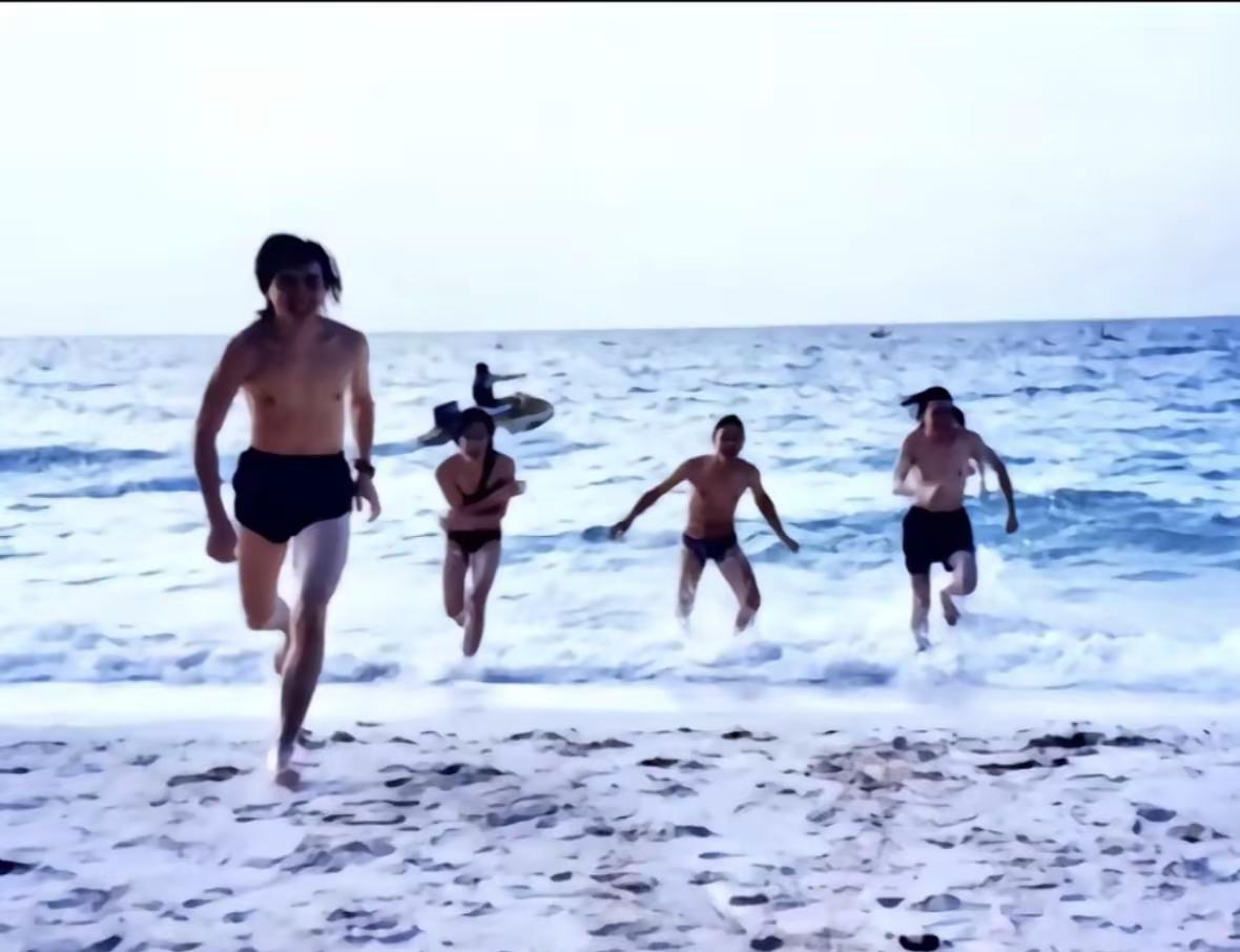 黄家驹走了三十年，歌迷还在找他。
录音带翻出来，AI修了又修，留言墙堆满全球的信