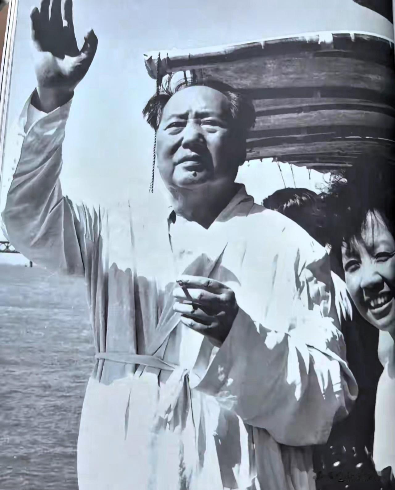 1966年武汉，毛主席畅游长江后心情舒畅，点燃香烟，伫立汽渡船舷边，静静眺望宏伟