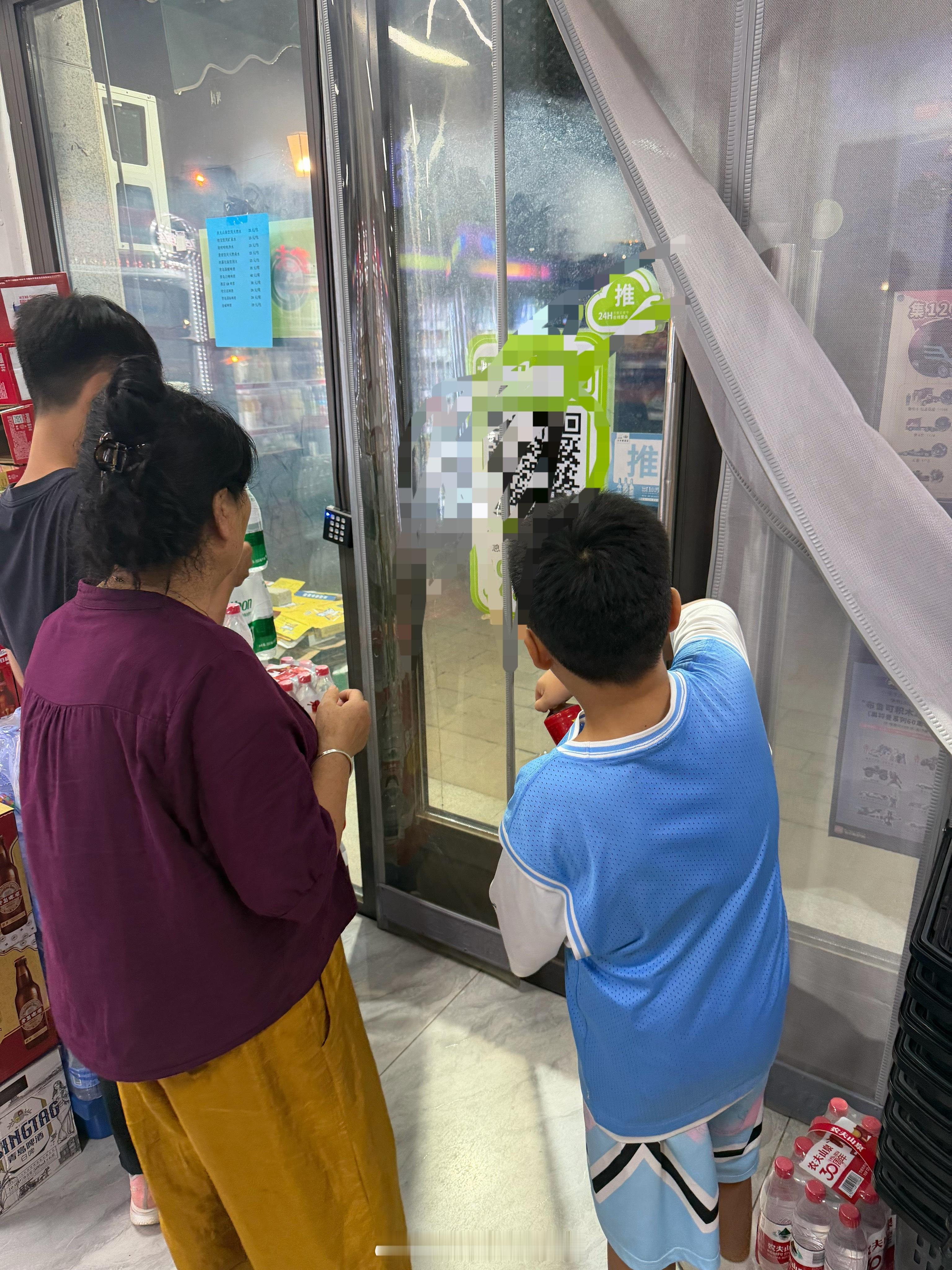买根冰棍，关 自助收银便利店里了