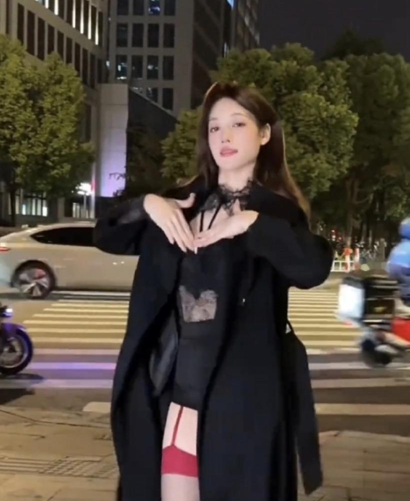 前中国体操女队队员吴柳芳因为在网络上穿着清凉跳舞的视频，遭到了不少质疑之声！
