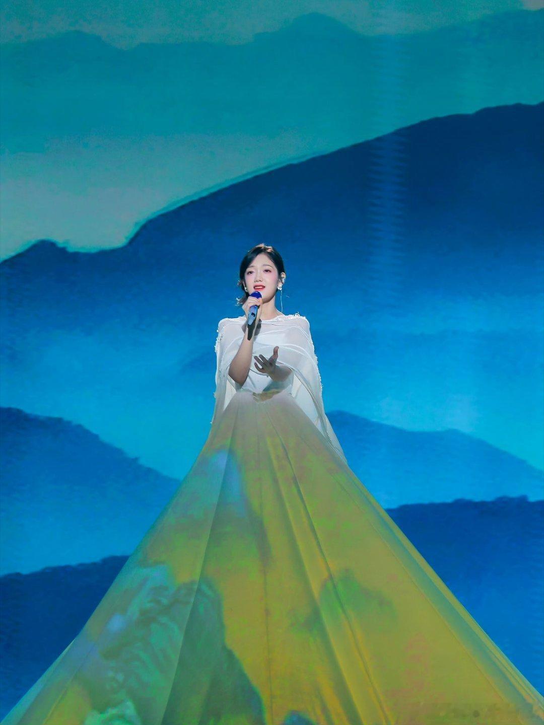 以为是山没想到是她的裙子 希林娜依高的这条变色裙子太有巧思了央视非遗晚会沧州吴桥